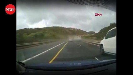 Dehşet anları kamerada: Yolcular takla atan minibüsten yola savruldu