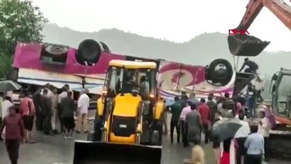 Hindistan'da yolcu otobüsü takla attı 21 ölü, 53 yaralı