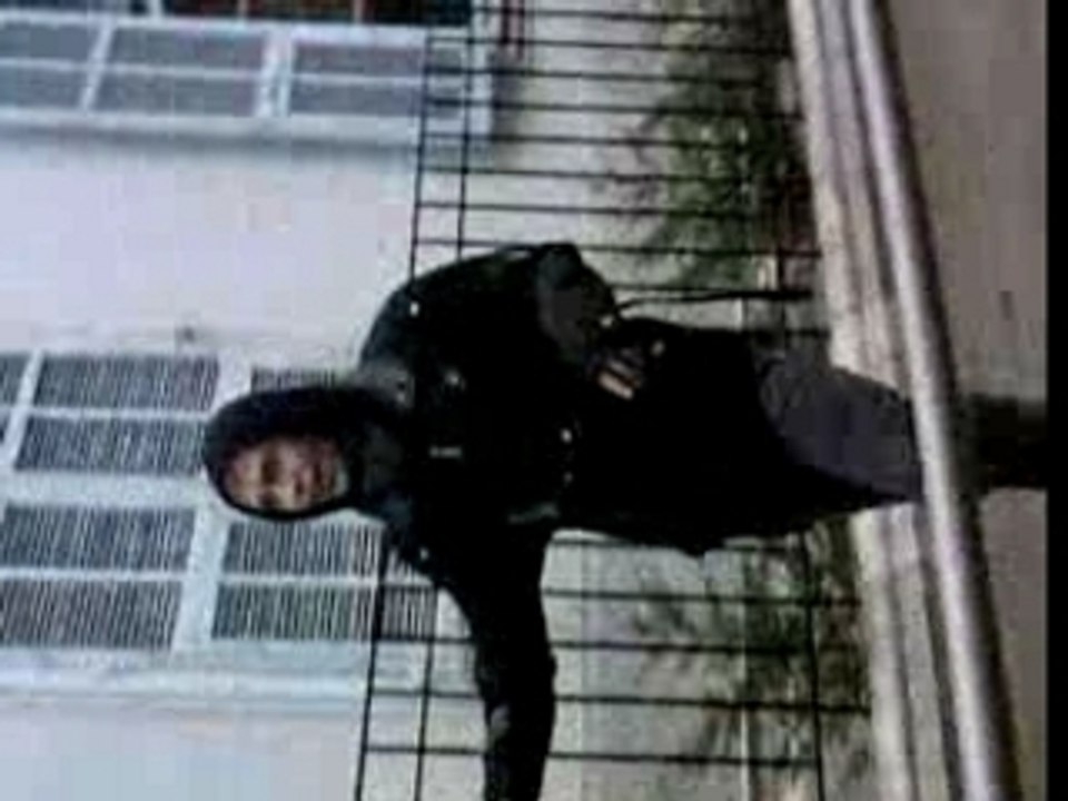 sabri qui suit une femme