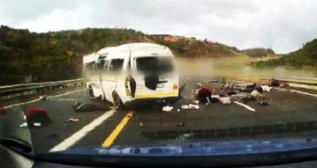 Yolcuların, takla atan minibüsten yola savrulma anları saniye saniye kaydedildi