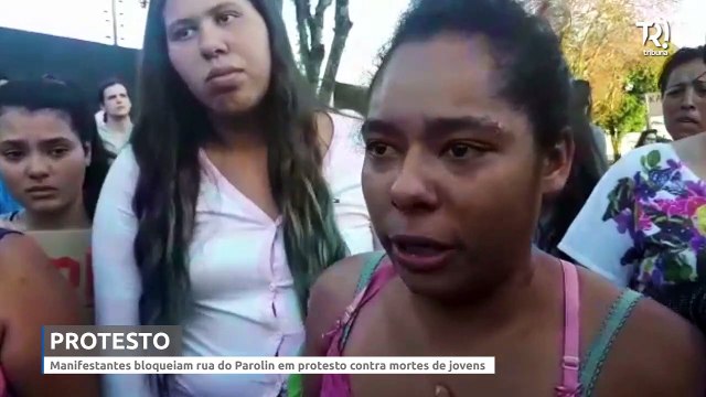 Familiares e amigos protestam contra mortes de jovens em rua do Parolin