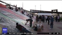 [이 시각 세계] 미국-멕시코 국경에 '항의 벽화'