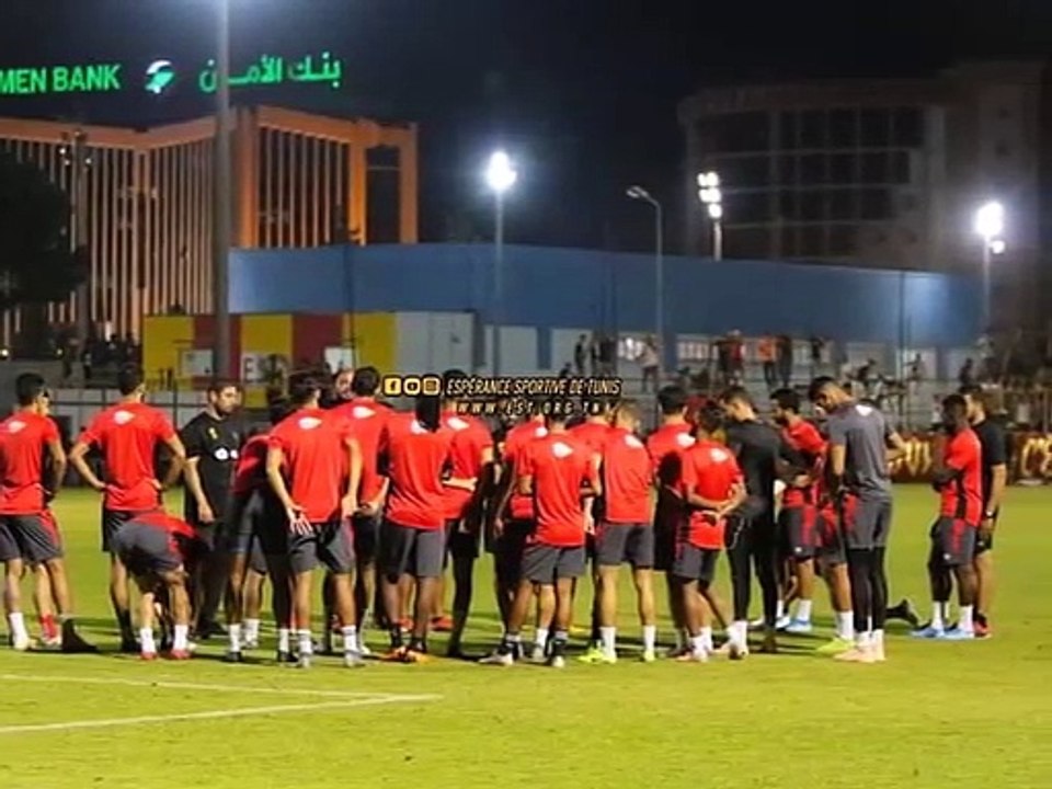 Espérance Sportive de Tunis التراس المكشخين الليلة في تدريبات الفريق 
