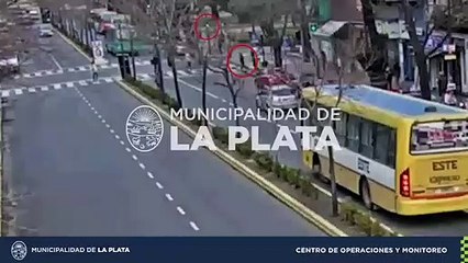 Un micro embistió a una mujer en plena avenida 7