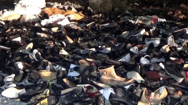 Yol kenarına atılmış ayakkabılar polisi ve zabıta ekiplerini alarma geçirdi