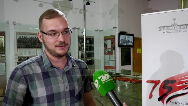 Logoja e 75 vjetorit të Çlirimit/ Simboli i krahut të shqiponjës dhe numri 75 nën ngjyrat kuqezi