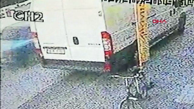Motosikletin park halindeki minibüse çarpma anı