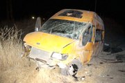 Kaçak göçmenleri taşıyan minibüs kaza yaptı: 1 ölü, 4'ü ağır 12 kişi yaralı