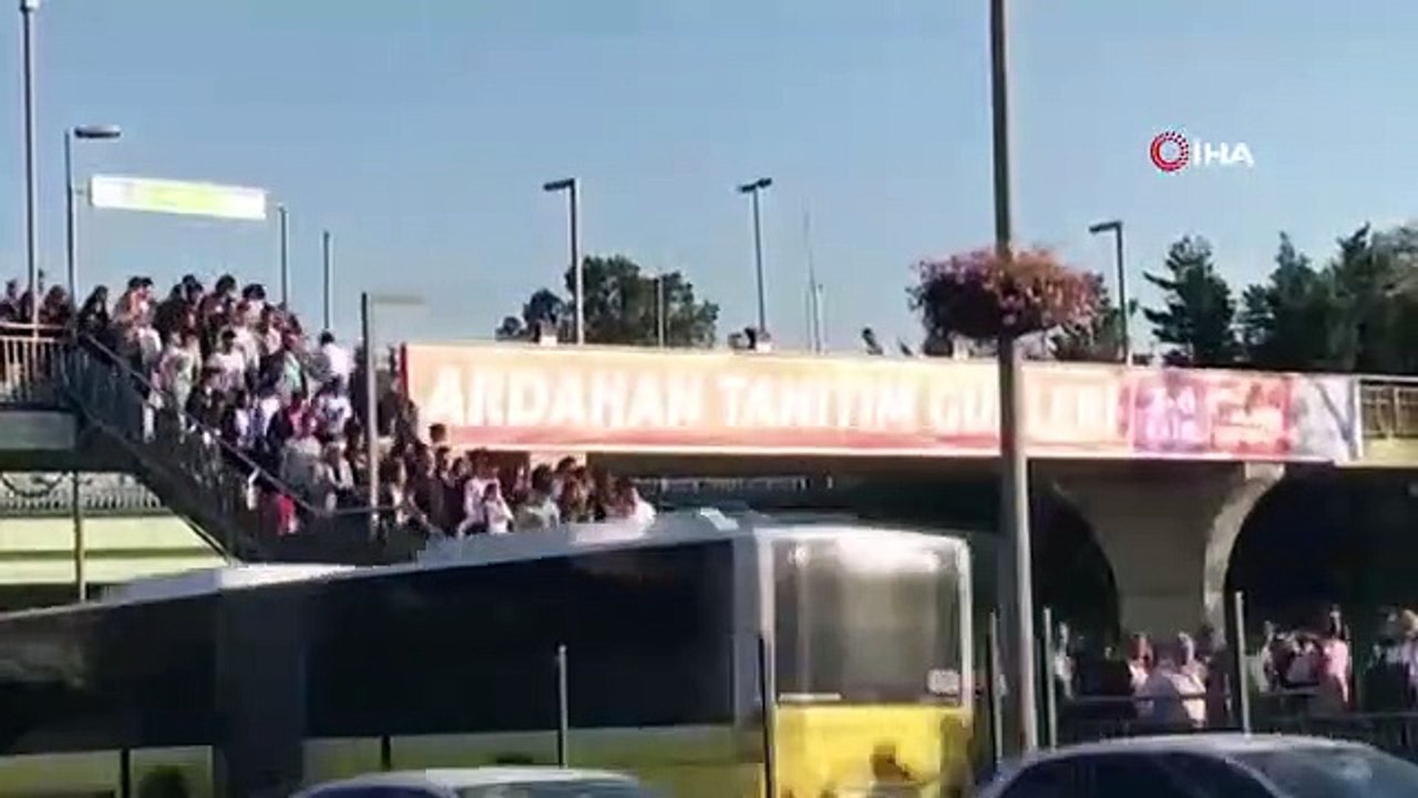 Altunizade metrobüs durağında adım atacak yer kalmadı