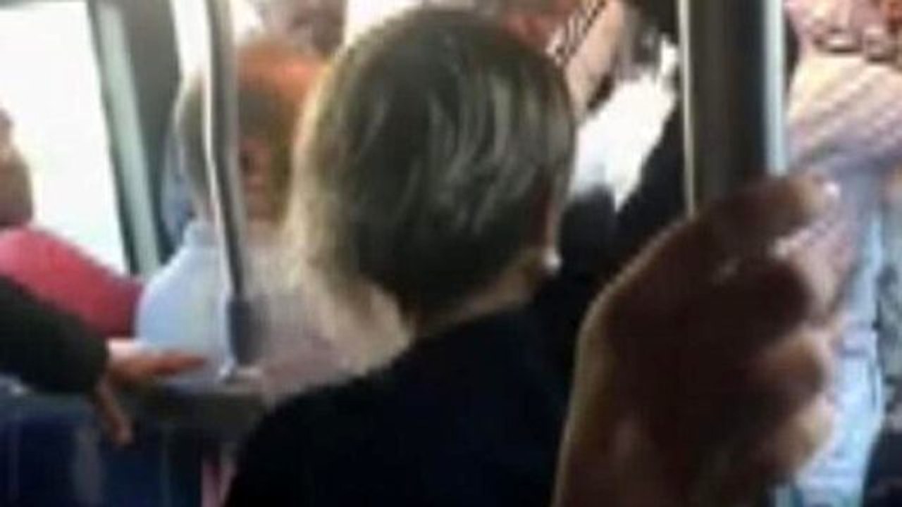 Metrobüste erkeğe saldıran kadın sosyal medyanın gündeminde