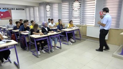 Haftada bir gün okula gidip lise mezunu oluyorlar