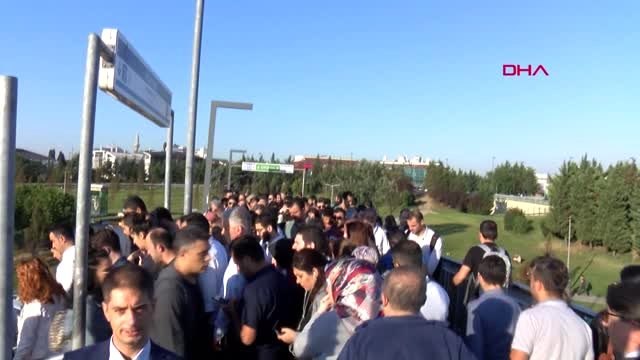 Altunizade metrobüs durağında izdiham 2