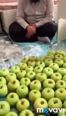 Çocuk isteyen aileleri okunmuş elma ile kandırdılar!