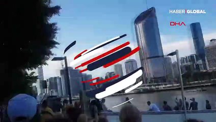 Gökdelenlerin arasında askeri kargo uçağı uçtu