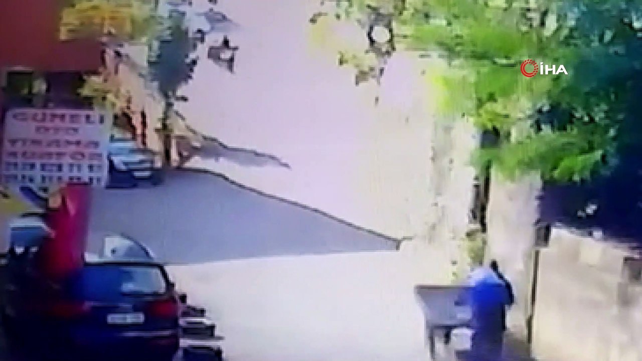 Hurdacı yaşlı adamın duvar ile aracı arasında sıkışıp hayatını kaybettiği feci kaza kamerada
