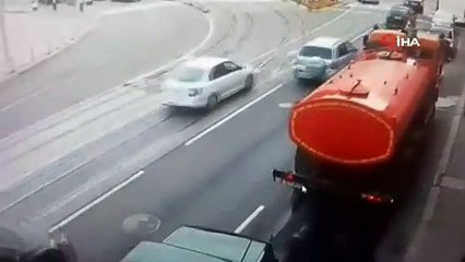 Şerit değiştirirken trafiği altüst etti