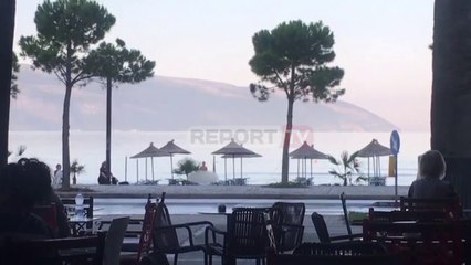 Report TV - Vlorë, turisti i huaj del i zhveshur nga deti, në sy të dhjetëra qytetarëve