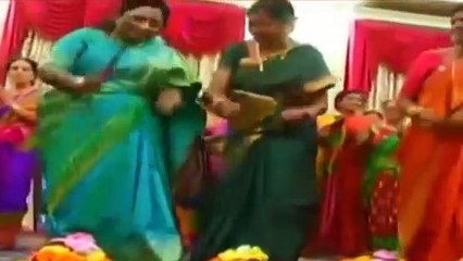 ஆளுநர் மாளிகையில்  பதுகம்மா திருவிழாவை கும்மியடித்து கொண்டாடிய தமிழிசை சௌந்தராராஜன்-வீடியோ