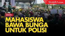 Kembali Gelar Demo di Kawasan Gedung DPR, Mahasiswa Bawa Bunga untuk Polisi