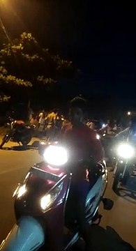 புதுச்சேரியில் நடு ரோட்டில் போலீஸாரை சரமாரியாக தாக்கிய ரவுடிகள்-வீடியோ