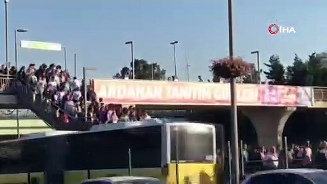 Altunizade metrobüs durağında yoğunluk: Dersime geç kalıyorum bu yüzden