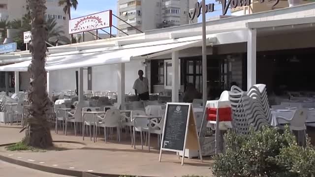 Terrazas vacías por la plaga de mosquitos