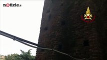 Milano, vigile del fuoco salva gattino arrampicandosi sul Castello Sforzesco | Notizie.it