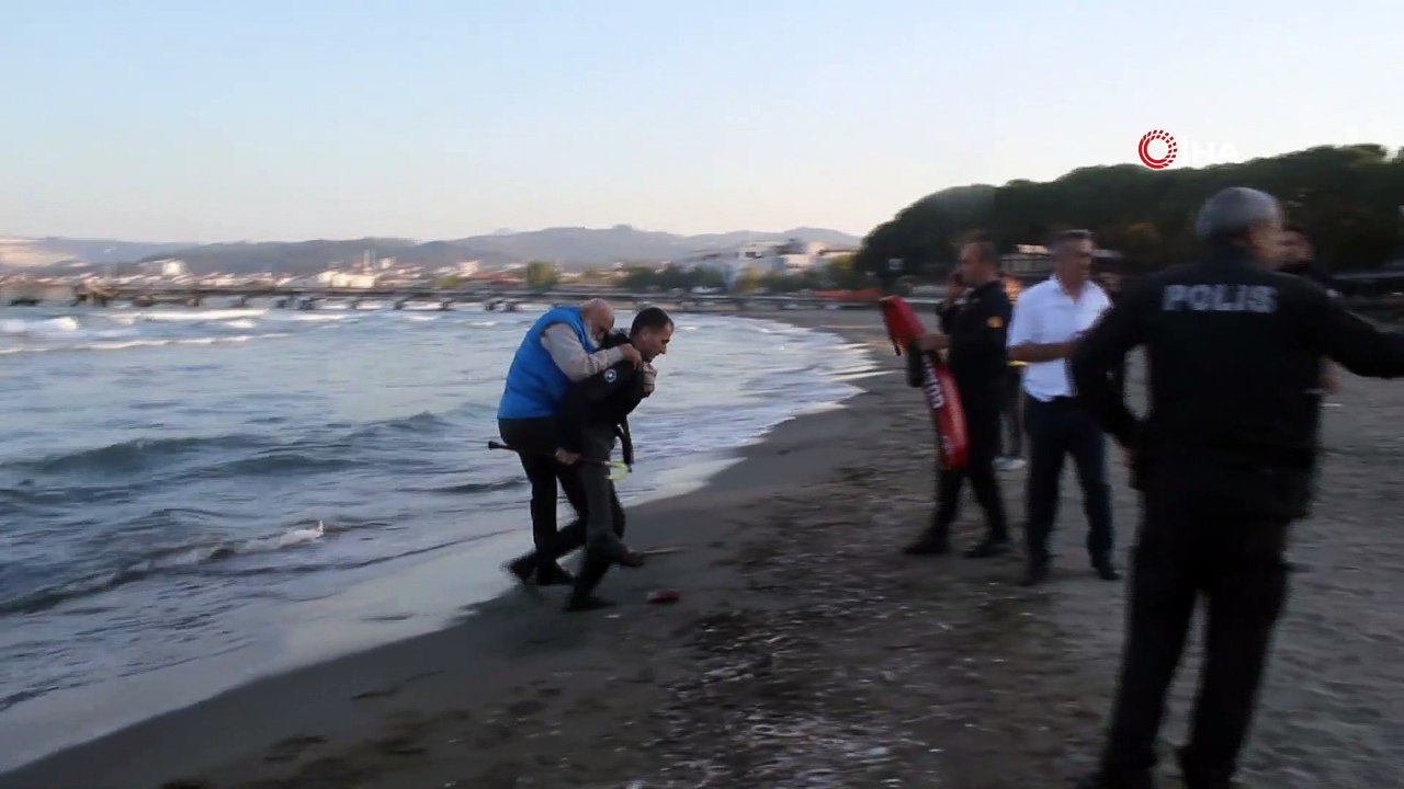İtfaiye eri denize atlayarak yaşlı adamı kurtardı