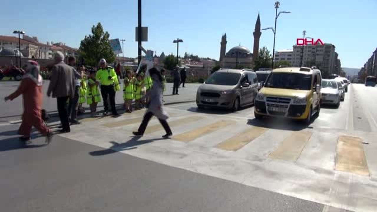 Sivas'ta protokol ve öğrencilerden yaya geçidi etkinliği