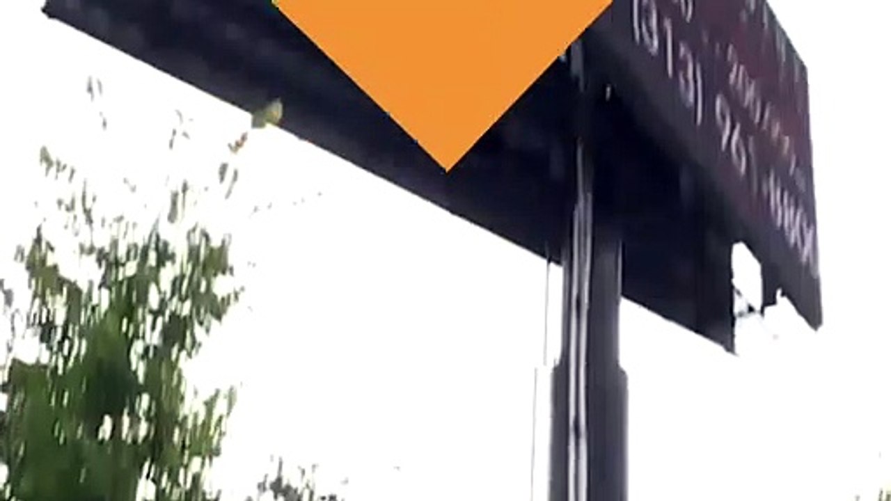 Un film pour adultes diffusé sur un panneau routier