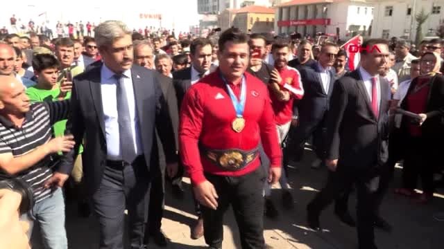 Dünya şampiyonu rıza kayaalp'e memleketinde miting gibi karşılama
