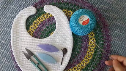 DECORACION DE FRIVOLITE A UN BABERO