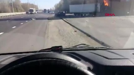 Rusya'da kontrolden çıkan tır otomobile çarpıp kafeye daldı 2 ölü