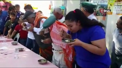 2 dakika içinde içinde 2 kilo bal yedi