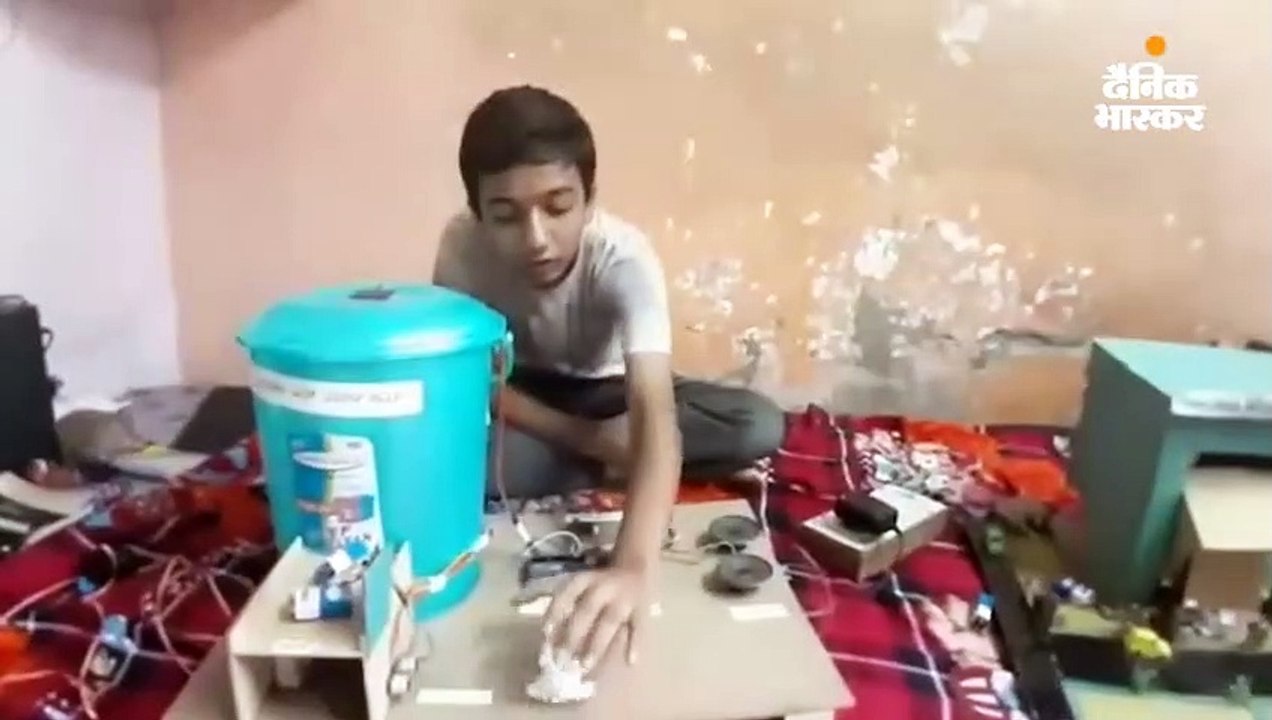 स्टूडेंट ने बनाया स्मार्ट डस्टबिन कूड़ा डालने पर...