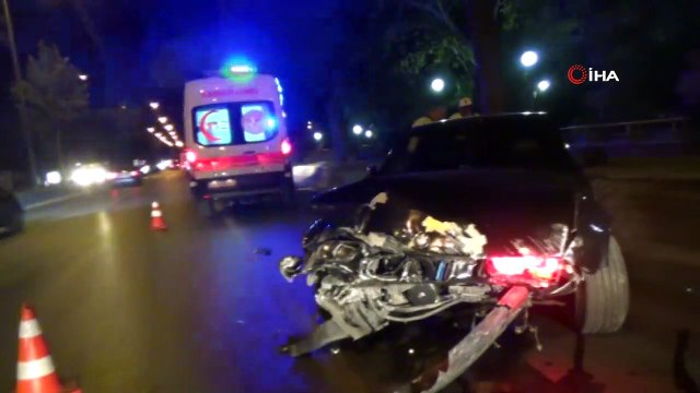 Hurdaya dönen lüks otomobilin sürücüsü olay yerinden kaçtı, polis soruşturma başlattı
