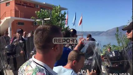 Report TV - Prishjet në Radhimë / ' Hiqe unifomën po nuk ti ... ropt', banorët debate me policët