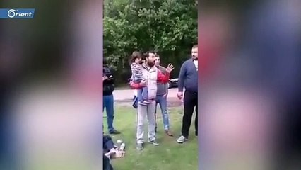 لاجئ في ألمانيا: الله يخلي الأسد.. شاهد ماذا فعل به لاجئون سوريون