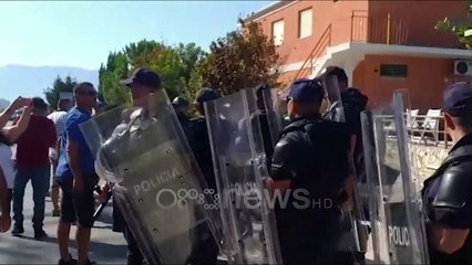 Ora News - Aksioni i IKMT në Radhë, tension mes banorëve dhe policisë