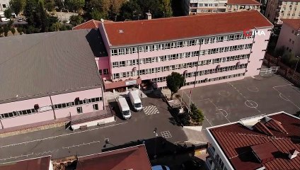İstanbul’da hasarlı okulun taşınma işlemi havadan görüntülendi