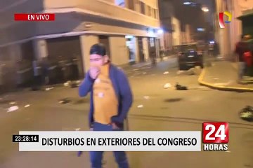 [ESTA NOCHE] Se registra un herido durante disturbios en los exteriores del Congreso