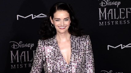 Скачать видео: Lydia Hearst “Maleficent: Mistress of Evil” World Premiere Red Carpet