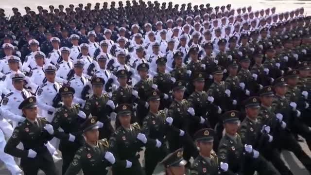 China exhibe su poder militar en un impresionante desfile ante el presidente Xi Jinping