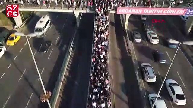 Altunizade metrobüs durağında aşırı yoğunluk