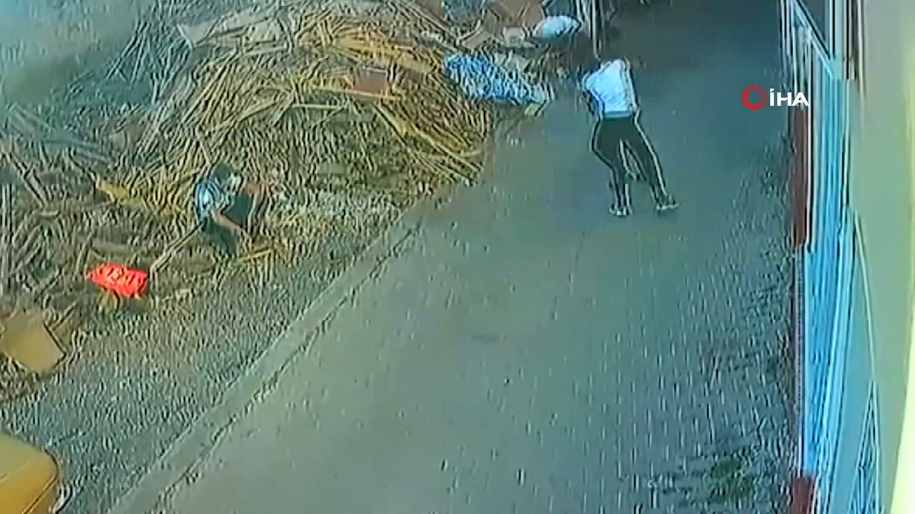 Arkadaşları kavga etti o seyretti...Kavga anları kamerada