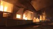 Bomberos trabajan en la extinción de un almacén de cebollas en llamas durante horas