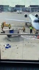 Véhicule fou sur le tarmac d'un aéroport