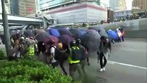 Hong Kong Çin'i protesto ederken, Çin gövde gösterisi yaptı!