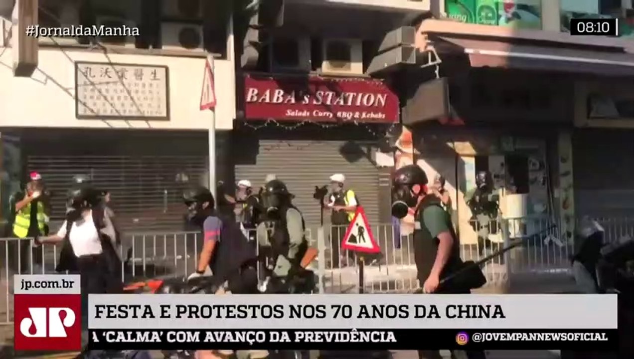 China comemora 70 anos de regime comunista; em Hong Kong, pessoas protestam