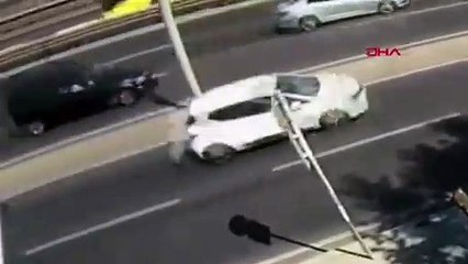 Avcılar'da özel halk otobüsü kazası kamerada